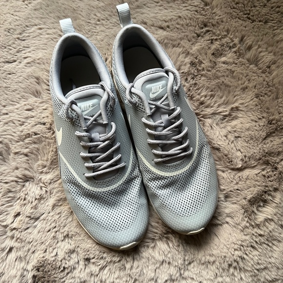 Nike Air Max Thea Casual Sportswear Shoe Wolf Grey White Womens Size 8.5 - Picture 9 of 11